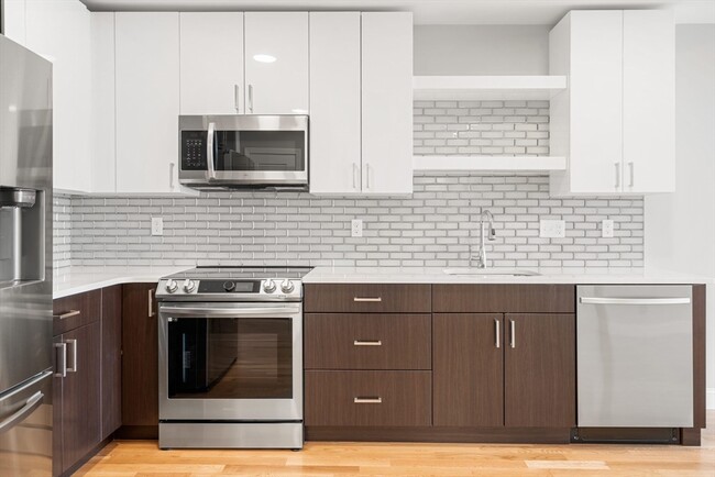 10 Taber St, Unit 405 in Boston, MA - Foto de edificio - Building Photo
