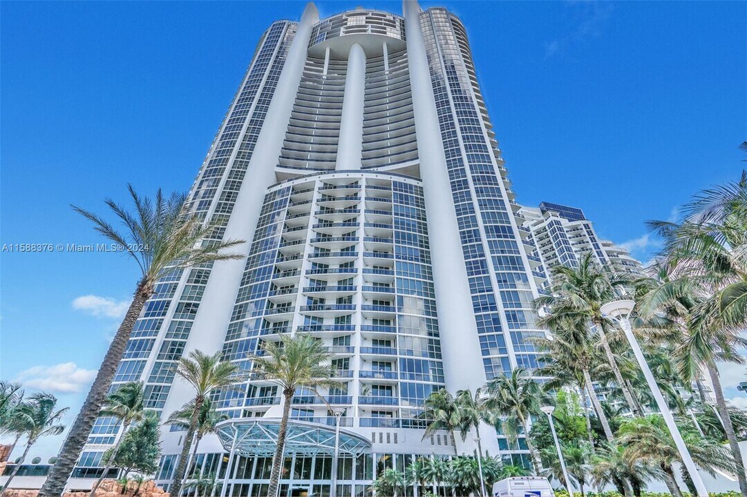 18101 Collins Ave in Sunny Isles Beach, FL - Foto de edificio