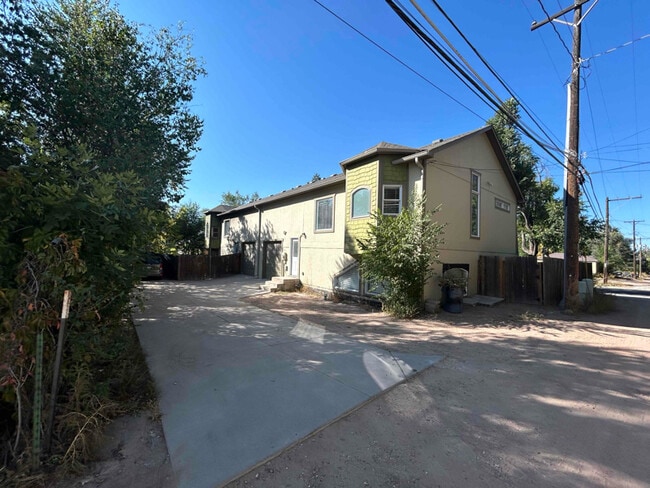 913 E Uintah St in Colorado Springs, CO - Building Photo - Building Photo