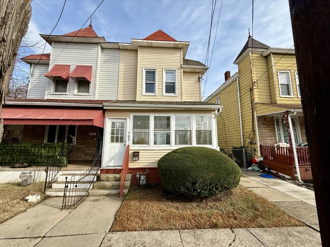 709 Bath St in Bristol, PA - Foto de edificio - Building Photo