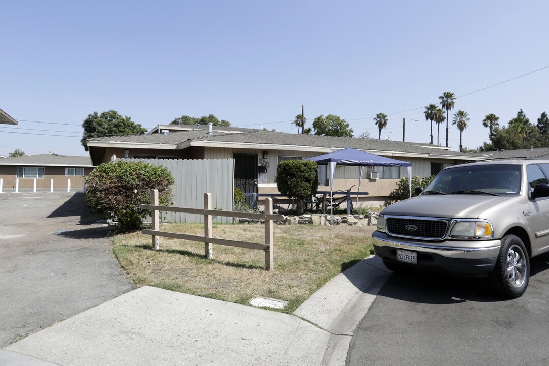 611 Eton Pl in Anaheim, CA - Foto de edificio