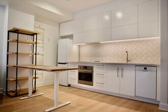 6363 Saint Laurent Boul in Montréal, QC - Building Photo - Building Photo