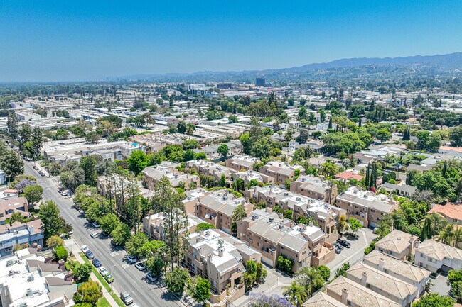 Tarzana Falls in Tarzana, CA - Foto de edificio - Building Photo