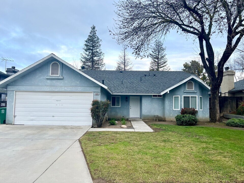 1605 River Bluff Dr in Reedley, CA - Building Photo