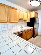 Two Clark Drive Apartments in San Mateo, CA - Foto de edificio - Building Photo