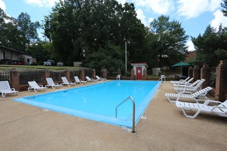 Four Seasons Apartments in Florence, AL - Foto de edificio - Building Photo