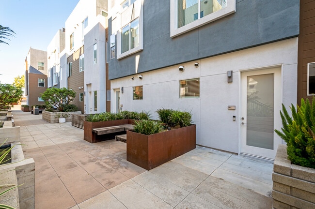 1920 S Pacific Coast Hwy, Unit 107 in Redondo Beach, CA - Foto de edificio - Building Photo