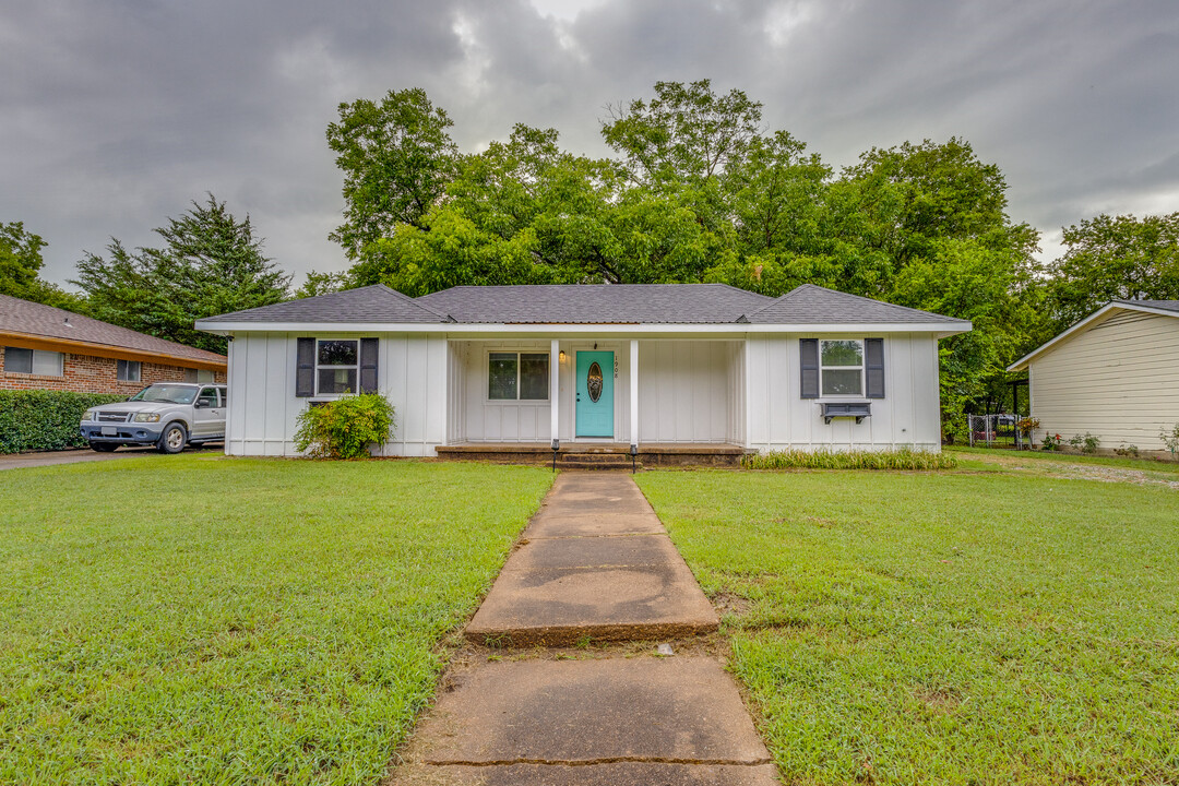 1908 Agnew St in Bonham, TX - Building Photo