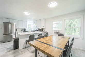 1323 Whitehouse Trail in Gaylord, MI - Foto de edificio - Building Photo