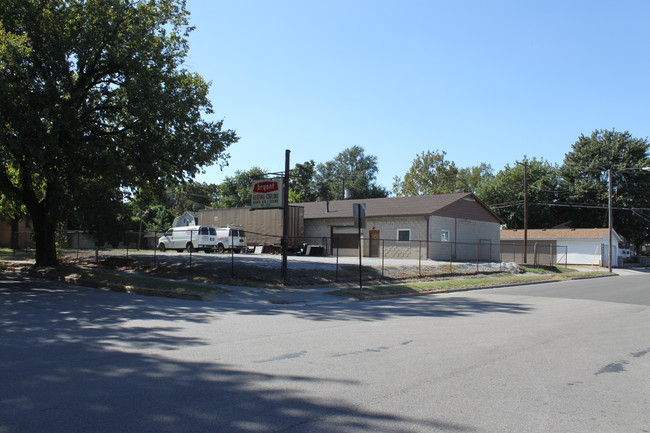 Sir John Court Apartments in Granite City, IL - Building Photo - Building Photo