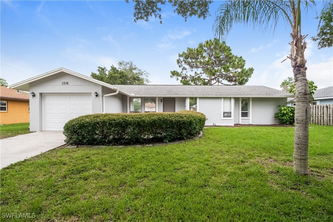 1316 Whispering Ln in Venice, FL - Building Photo