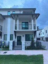 4227 NW 83rd Path in Doral, FL - Building Photo