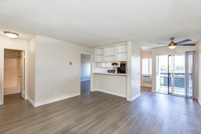 Chateau Spring Hill Apartments in La Mesa, CA - Foto de edificio - Interior Photo