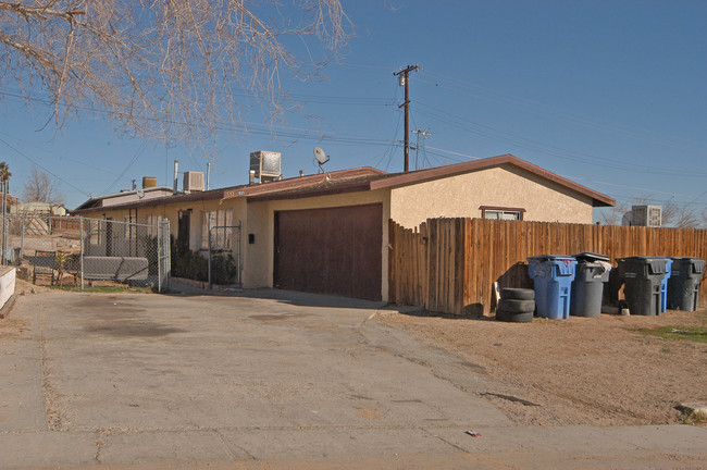 933-935 Navajo St in Barstow, CA - Foto de edificio - Building Photo