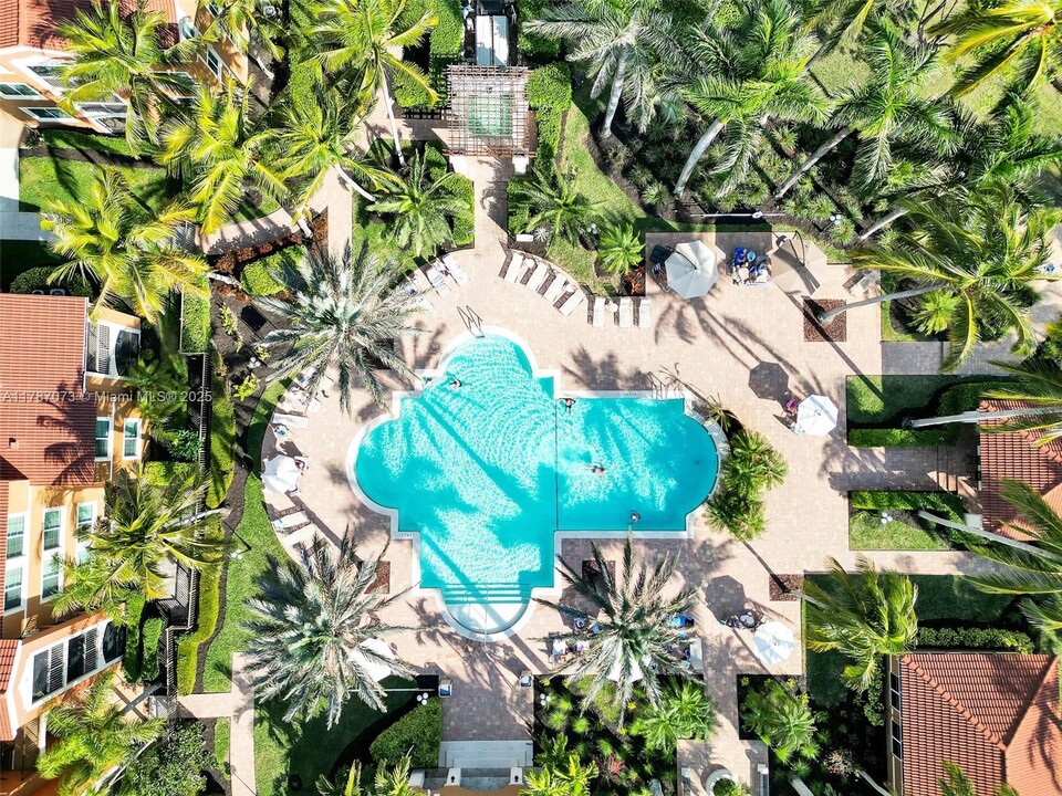 1180 Reserve Way in Naples, FL - Foto de edificio
