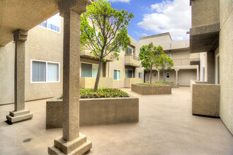 Courtyard on Miranda in North Hollywood, CA - Foto de edificio - Building Photo