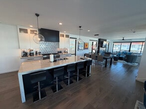 116 W Channel Islands Blvd in Oxnard, CA - Foto de edificio - Building Photo