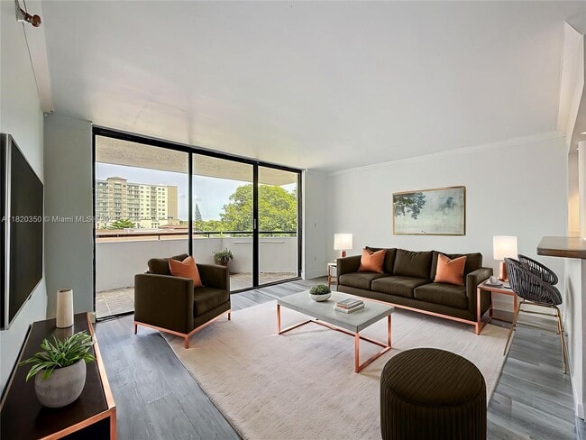 911 E Ponce De Leon Blvd in Coral Gables, FL - Building Photo - Building Photo