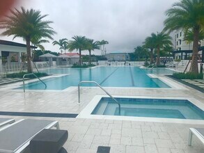 1111 Central Ave, Unit 217 in Naples, FL - Foto de edificio - Building Photo