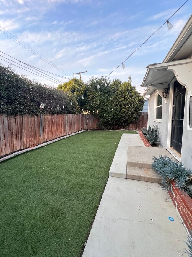 2022 Pomona Ave in Costa Mesa, CA - Building Photo - Building Photo