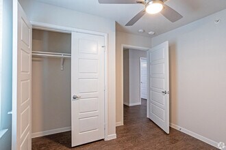 3300 Oak Creek Dr, Unit 0711 in Austin, TX - Building Photo - Building Photo