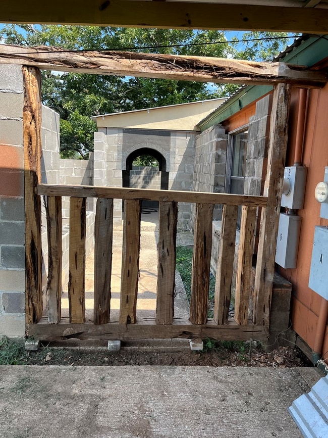 303-B 1st St in Center Point, TX - Building Photo - Building Photo