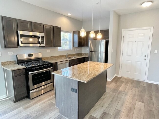 809 E Main St in East Dundee, IL - Building Photo - Building Photo