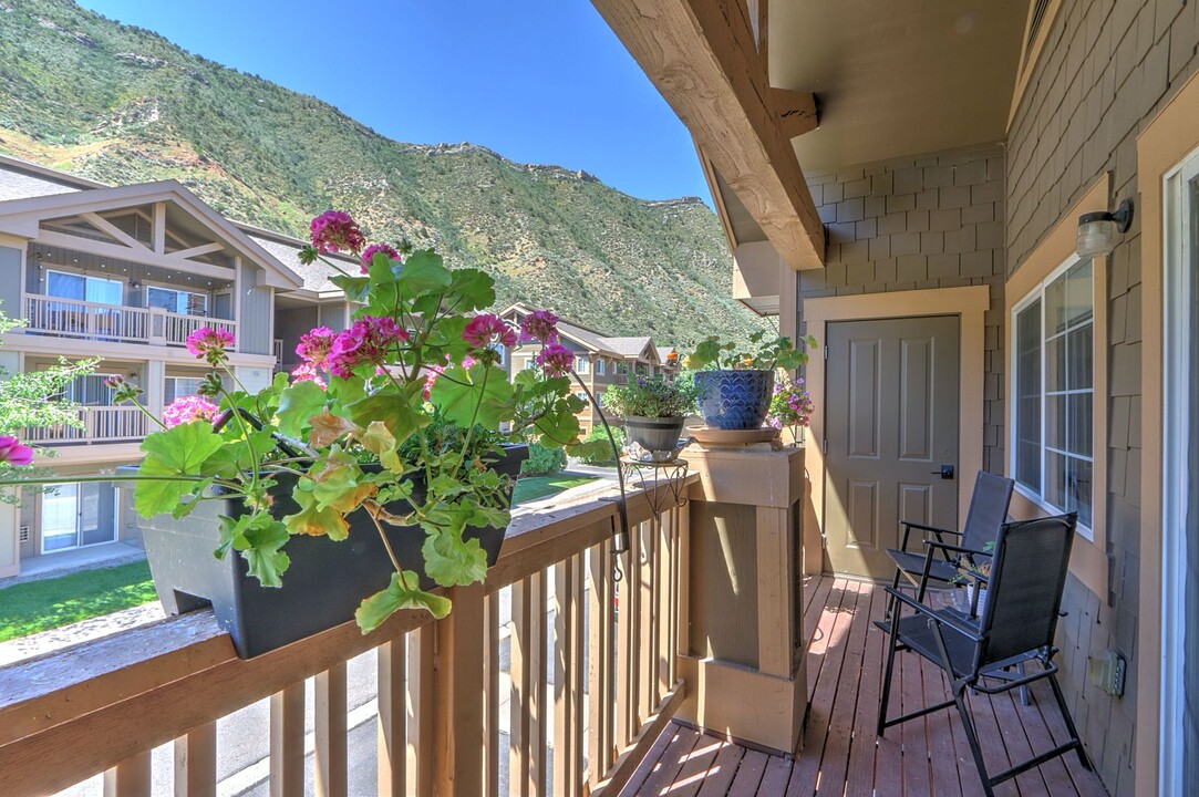 495 River View Dr in New Castle, CO - Foto de edificio