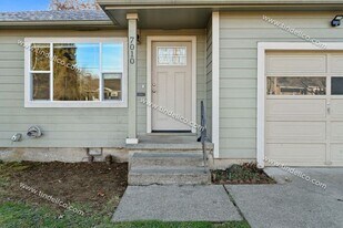 7010 N Columbia Way in Portland, OR - Building Photo