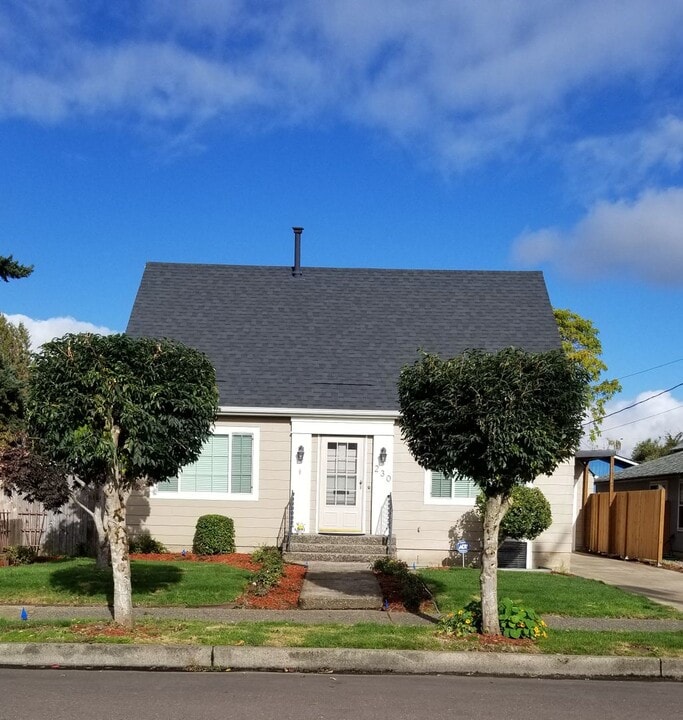 230 W Clarendon St in Gladstone, OR - Building Photo