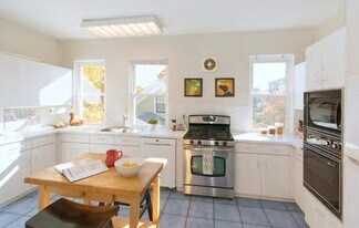 1000 Memorial Dr, Unit 2F in Cambridge, MA - Building Photo