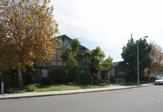 13932-13952 Iowa St in Westminster, CA - Foto de edificio - Building Photo