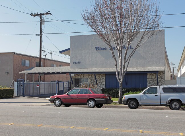 Blue Bell Apartments in Bellflower, CA - Foto de edificio - Building Photo