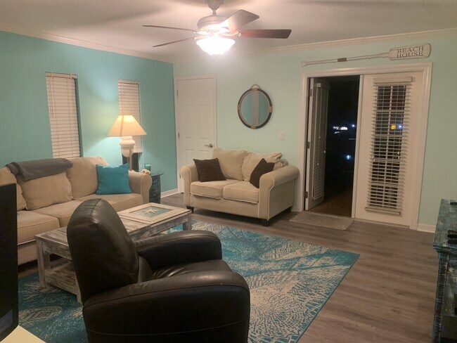 702 Lyndhurst St, Unit 823 in Dunedin, FL - Foto de edificio - Building Photo