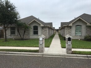 3704 Fairmont Ave, Unit C in Pharr, TX - Foto de edificio - Building Photo