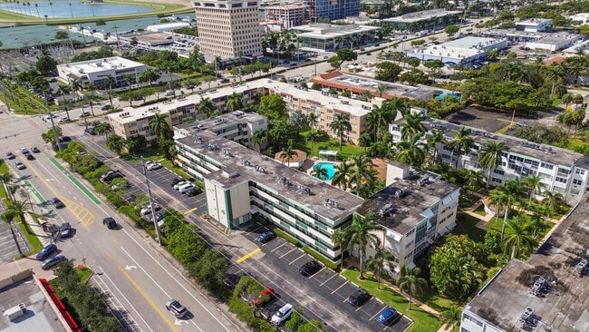 1333 E Hallandale Beach Blvd in Hallandale Beach, FL - Foto de edificio - Building Photo