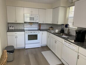 13472 Old Englishtown Rd in Wellington, FL - Building Photo - Building Photo