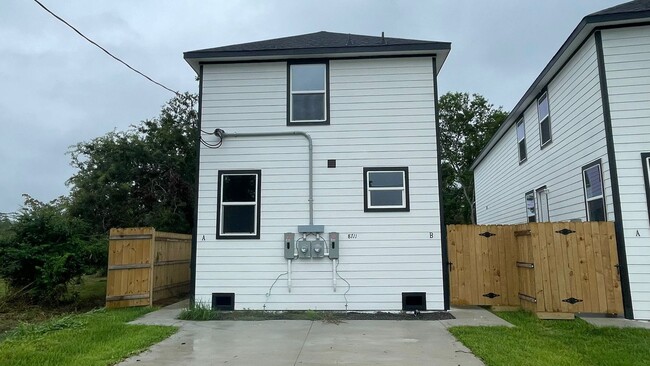 8711 Southwark St in Houston, TX - Building Photo - Building Photo