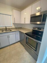 560 NE 19th Ave in Deerfield Beach, FL - Building Photo - Building Photo