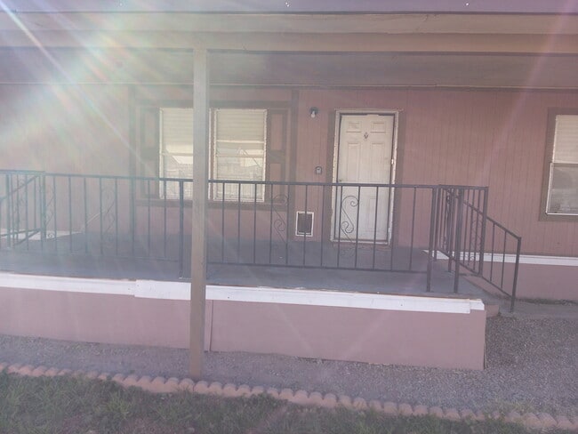 1011 Lindberg Ave in Alamogordo, NM - Foto de edificio - Building Photo