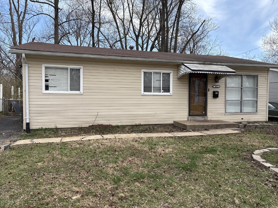 10520 Lord Dr in St. Louis, MO - Building Photo