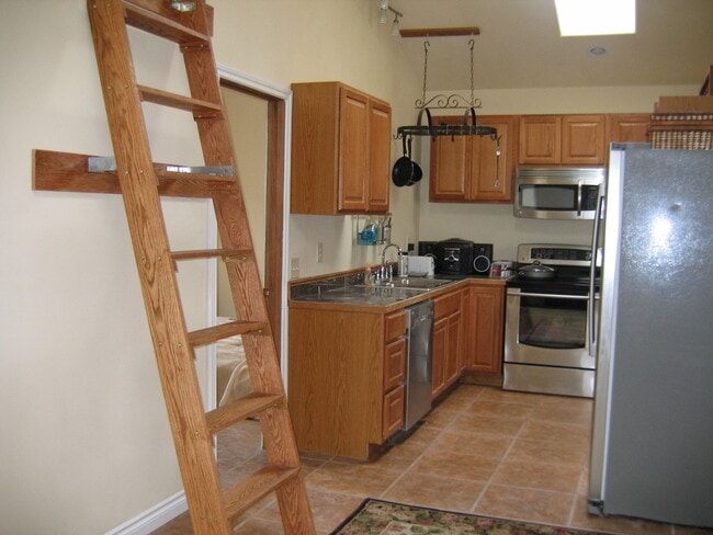 1129 1/2 W 16th St in Port Angeles, WA - Building Photo - Building Photo