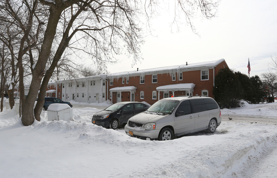 North Colony Townhomes in North Syracuse, NY - Building Photo