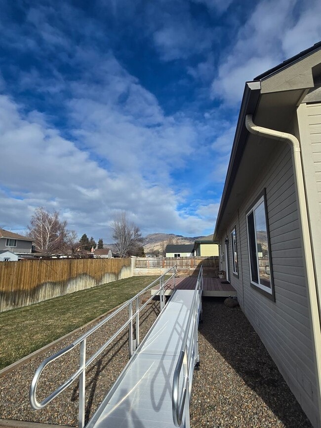 3835 Valinda Way in Klamath Falls, OR - Building Photo - Building Photo