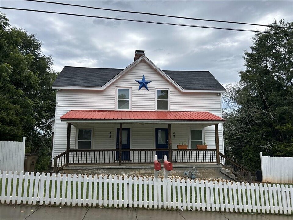 47 Quarry St in Gainesville, GA - Building Photo