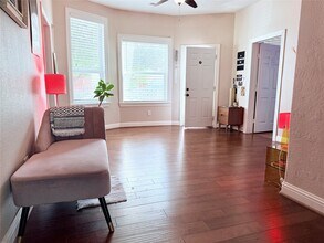 4919 Walker St in Houston, TX - Building Photo - Building Photo