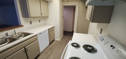 5310 Circle Dr, Unit Unit 110 in Van Nuys, CA - Building Photo - Building Photo