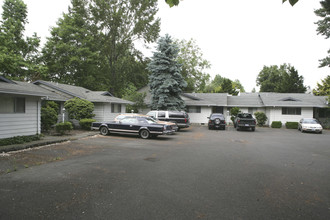 Lake Road Square in Milwaukie, OR - Building Photo - Building Photo