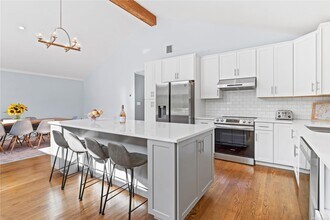 300 Marion Pl in East Marion, NY - Building Photo - Building Photo