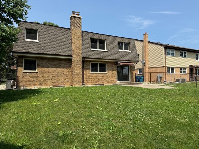 901 E Ardyce Ln in Mount Prospect, IL - Building Photo - Building Photo